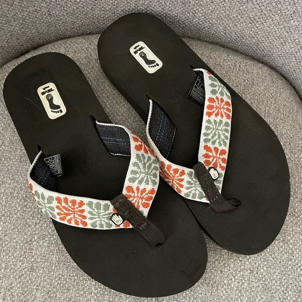 TEVA- Mush II flip flops- NWOT